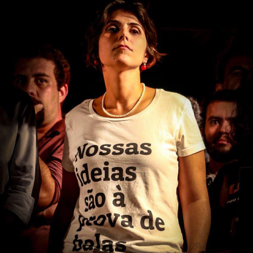 Manuela d'Ávila com uma camiseta escrita "Nossas ideias são a prova de balas".